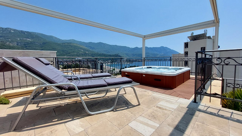 Luxury penthouse in Becici with panoramic sea views